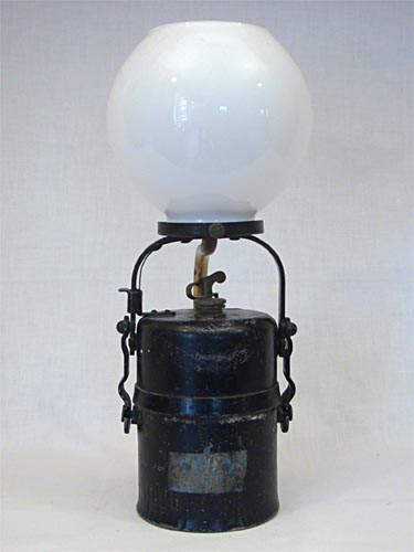 Lux Acetella, den första typgodkända karbidlampan av bordstyp.